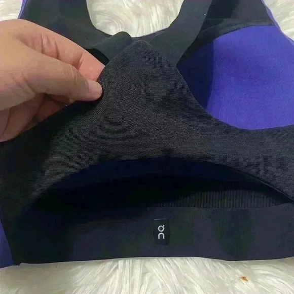 On cloud women endurance bra - Picture 5 of 6